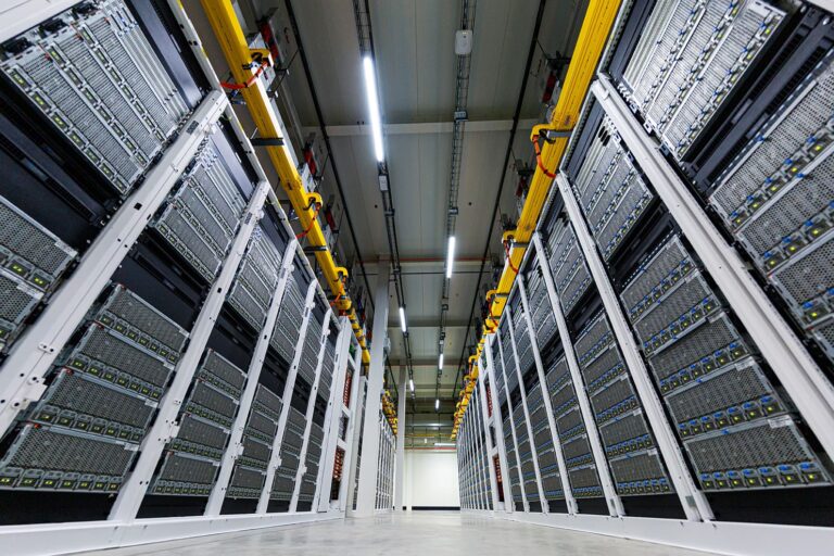 Uptime Institute souligne une baisse de confiance dans l'IA et un besoin d'amélioration des métriques de durabilité dans les centres de données