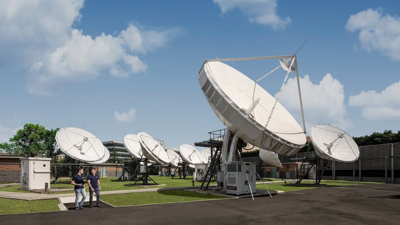 Eutelsat lance des négociations pour la vente partielle de ses actifs d'infrastructure terrestre à EQT