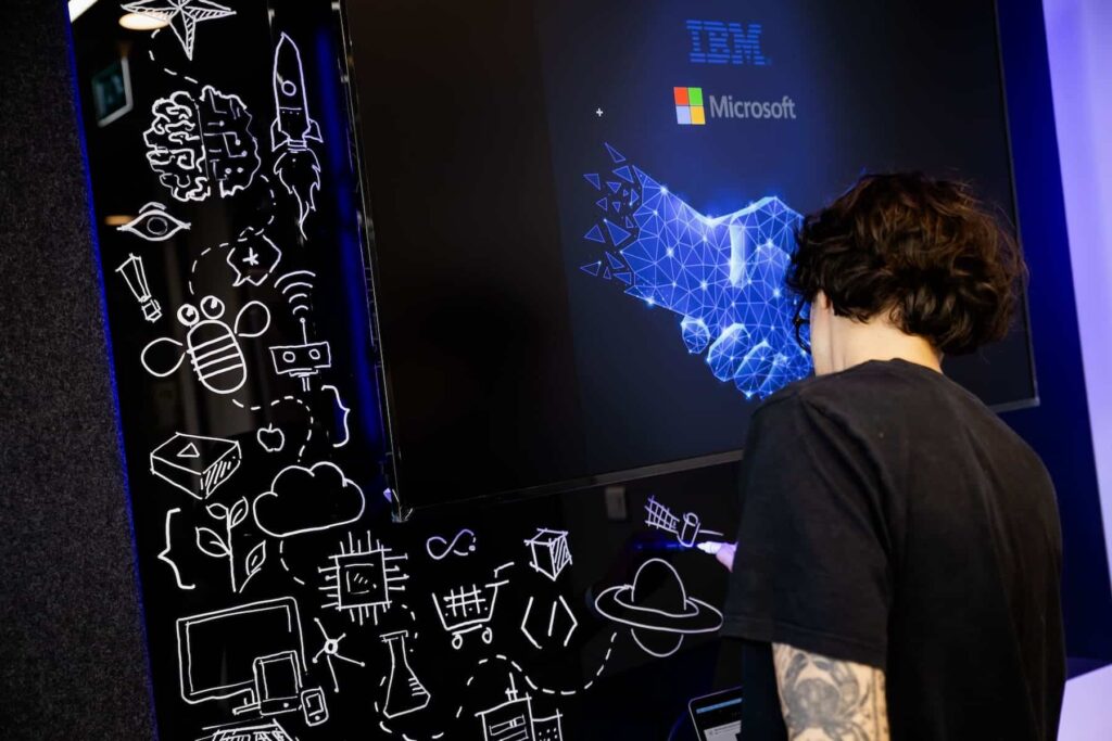 IBM et Microsoft inaugurent trois nouvelles zones d'expérience pour stimuler l'innovation en IA et dans le cloud