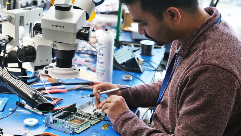 Amazon investit 110 millions de dollars pour stimuler la recherche en IA avec son programme "Build on Trainium"