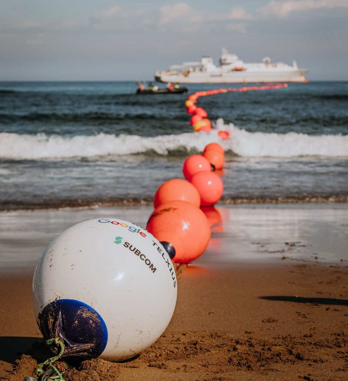 Meta envisage un câble sous-marin global de 40 000 kilomètres avec un investissement de 10 milliards de dollars.