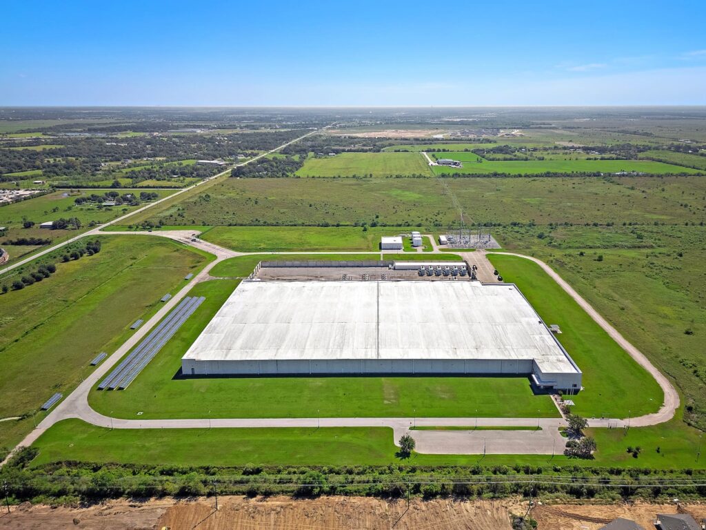 Serverfarm étend sa ligne de crédit à 1,637 milliard de dollars pour répondre à la demande croissante du cloud et de l'IA