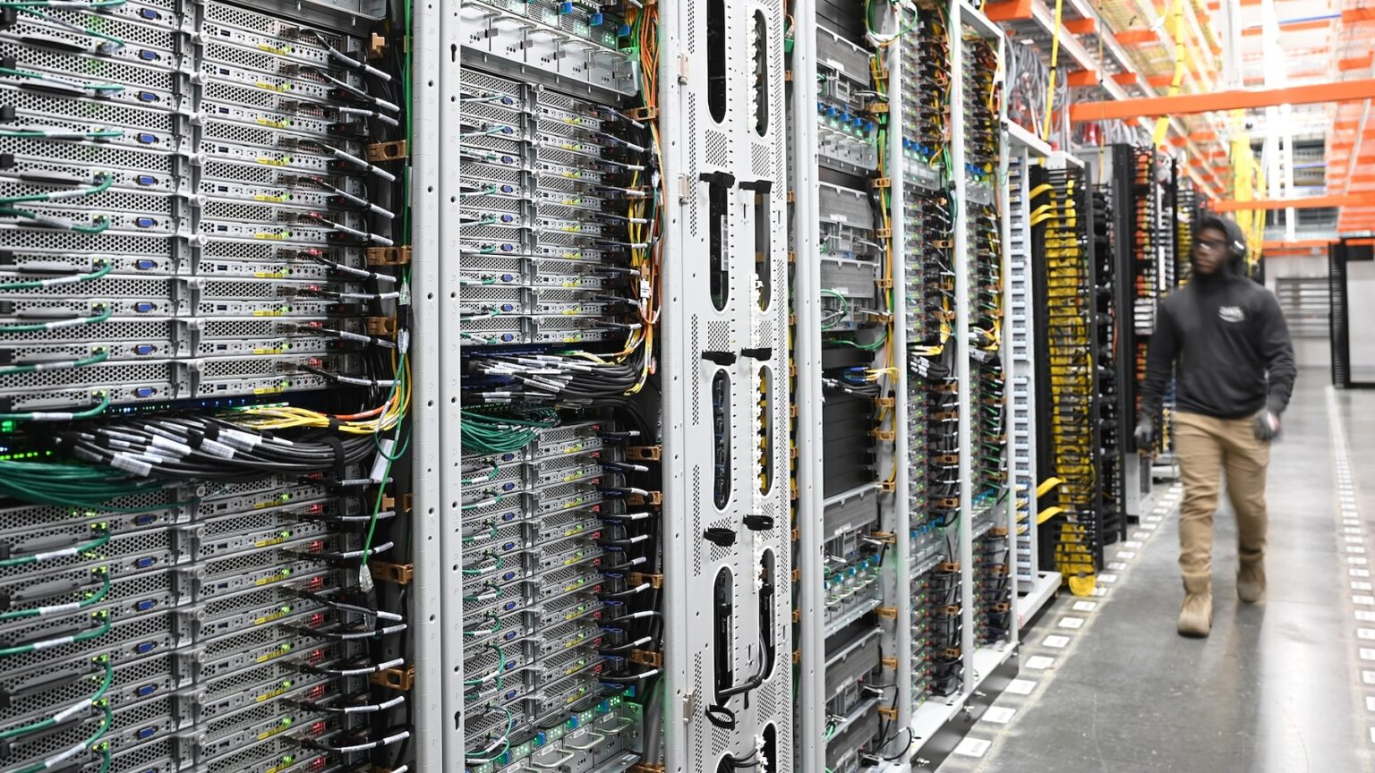 La capacité des centres de données hyperscale triplera d'ici 2030 sous l'impulsion de l'IA générative