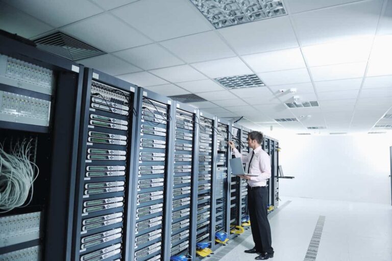 Le marché des serveurs pour les centres de données connaîtra une croissance de 169,3 milliards de dollars d'ici 2028, porté par l'IA et le cloud computing.