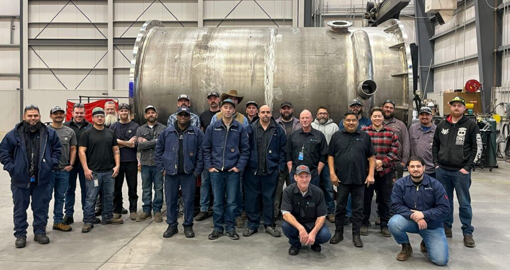 Kairos Power fait des progrès dans le développement de son réacteur avec la fabrication et l'installation de son premier réservoir interne.