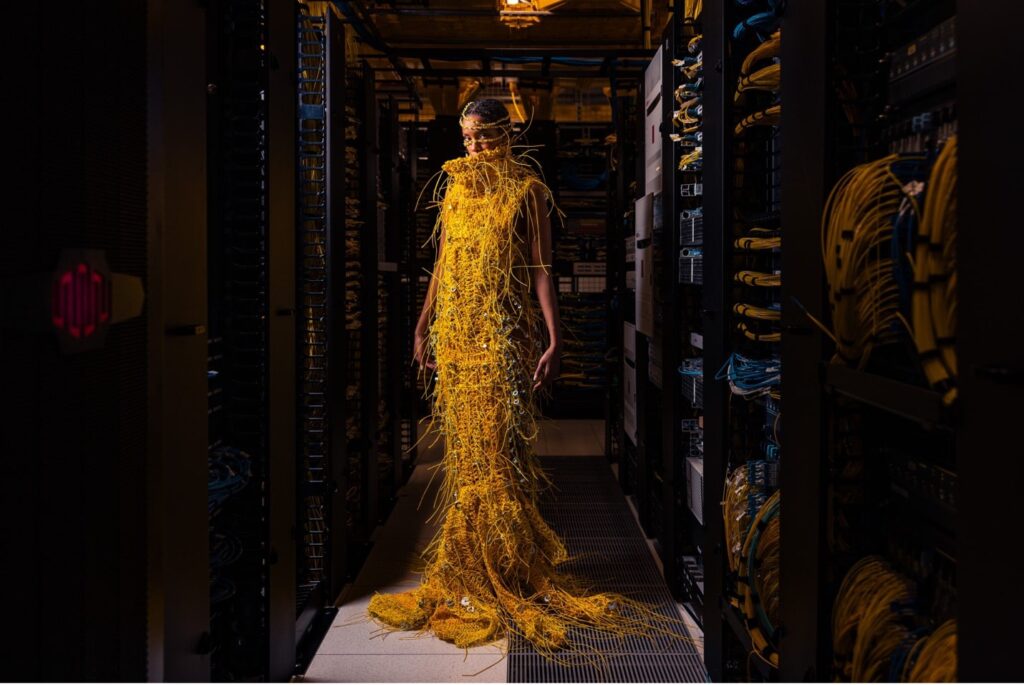 La robe qui personnifie Internet : la mode rencontre la technologie