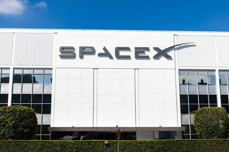 La FCC approuve l'augmentation de puissance dans la connexion satellite de SpaceX : un grand pas pour la connectivité mobile mondiale.