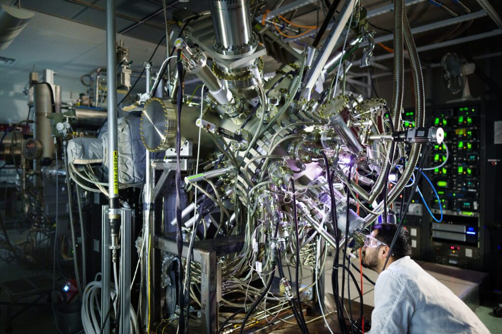 Révolution dans le refroidissement des puces : Maxwell Labs et Sandia parient sur le laser comme avenir du refroidissement informatique.
