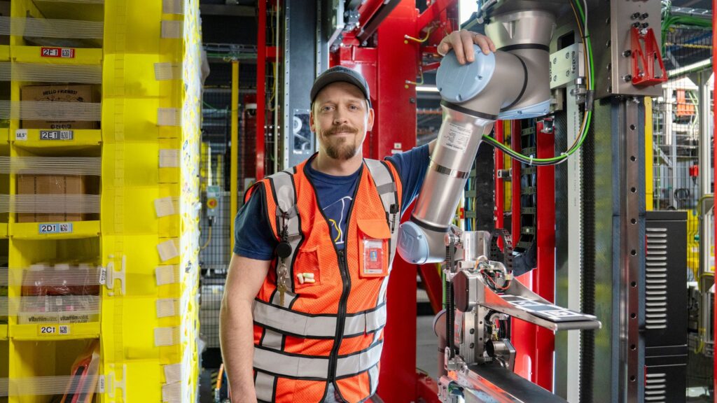 Amazon présente Vulcan, son premier robot tactile pour centres logistiques.