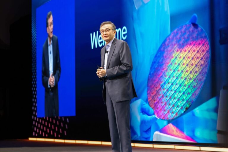 Intel renforce son engagement à devenir une fonderie mondiale de premier plan avec de nouvelles technologies, des partenaires stratégiques et une production nationale.