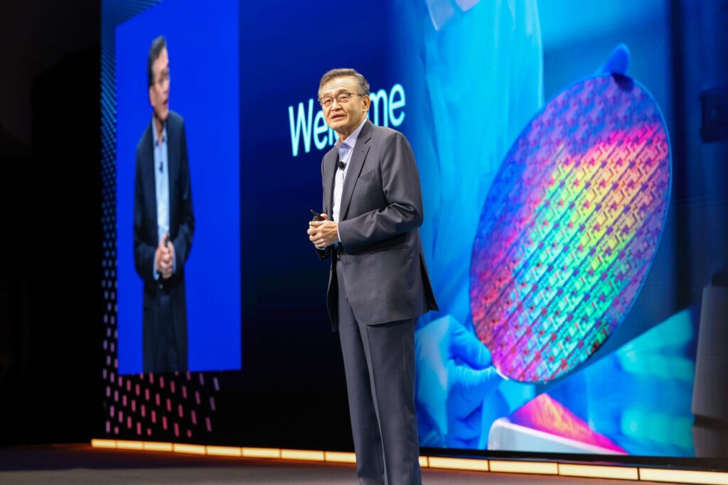 Intel renforce son engagement à devenir une fonderie mondiale de premier plan avec de nouvelles technologies, des partenaires stratégiques et une production nationale.