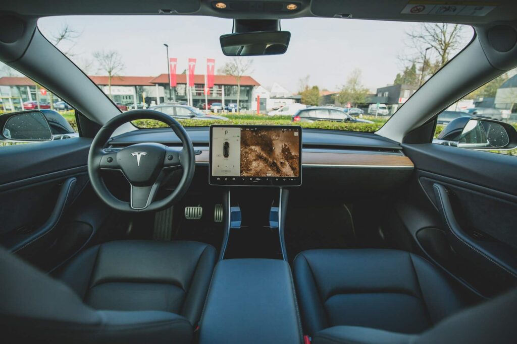 Alerte au Royaume-Uni : Interdiction des conversations confidentielles dans les voitures électriques en raison du risque d'espionnage