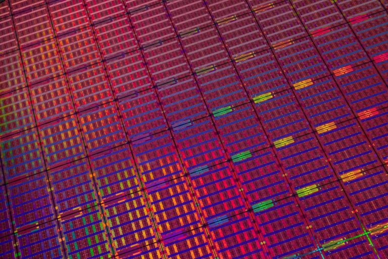 Imperial College London mise sur Intel Xeon 6 et Lenovo Neptune pour son nouveau superordinateur HX2, plus puissant et durable.