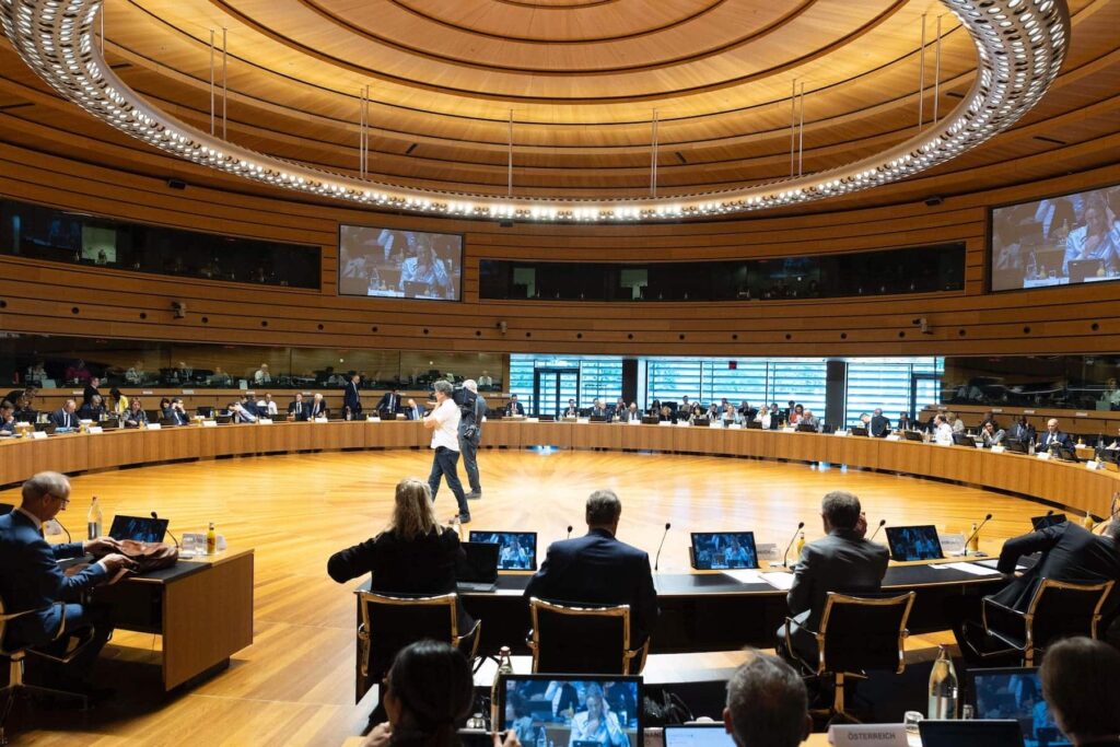 La Banque européenne d'investissement augmente sa capacité de financement à 100 milliards en 2025 pour renforcer la défense, l'énergie et le leadership technologique.
