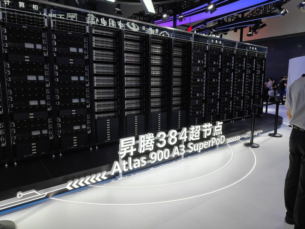 Huawei présente son cluster d'intelligence artificielle CloudMatrix 384 et défie NVIDIA avec le double de performance en FP16