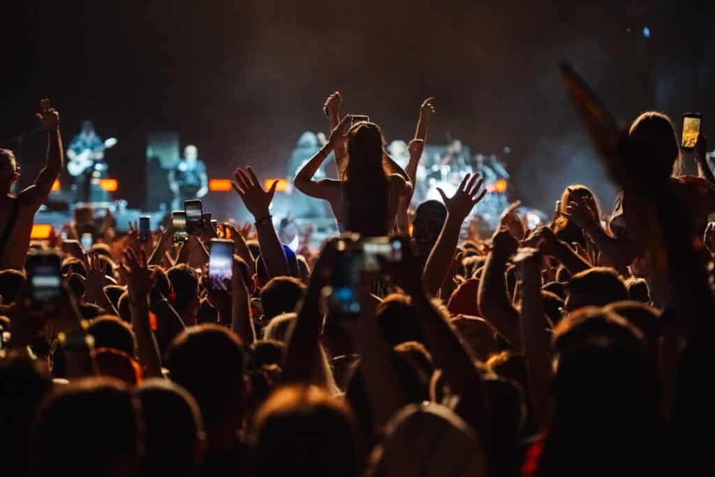La connectivité par satellite rend possibles les festivals sur les plages, en montagne et dans les villages sans couverture