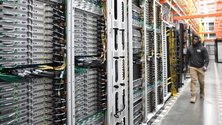 Les centres de données se concentrent chez des géants du cloud : les opérateurs hyperscale contrôlent déjà 44 % de la capacité mondiale.