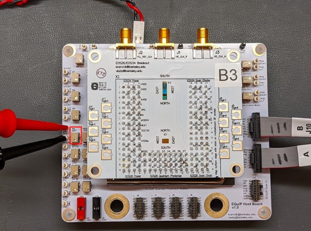 Voici le titre traduit en français :  
Voici la première puce quantique électronique-photonique fabriquée dans une fonderie commerciale : une étape décisive vers des systèmes quantiques évolutifs