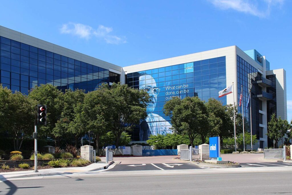 Intel mène la reprise boursière du secteur des semi-conducteurs après l'indication d'une baisse des taux par la Fed