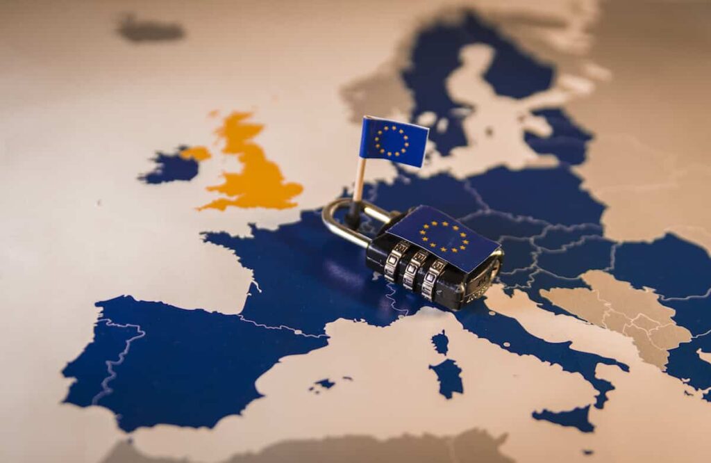 L'Europe regarde dans l'abîme du contrôle numérique : l'UE pourrait scanner tous les chats, y compris chiffrés, à partir d'octobre