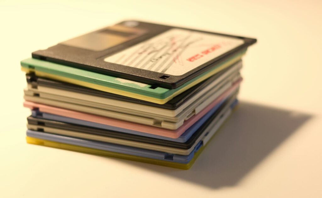 L'ancien disque dur résiste à mourir : Linux maintient sa compatibilité en 2025
