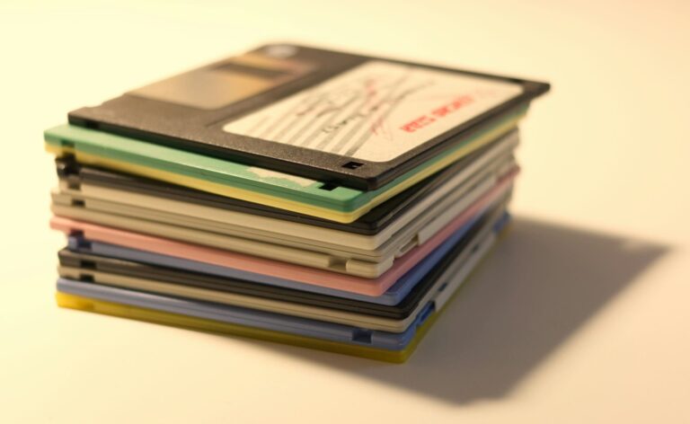 L'ancien disque dur résiste à mourir : Linux maintient sa compatibilité en 2025
