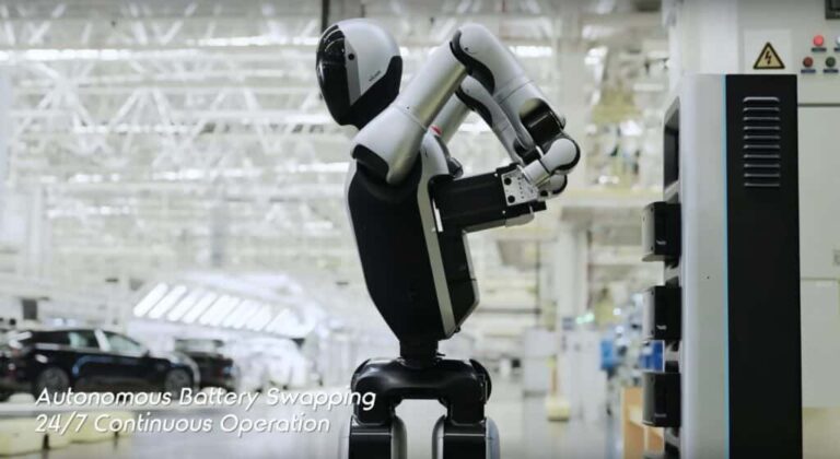 Walker S2 défie le robot Optimus de Tesla avec une autonomie ininterrompue grâce à l'échange de batteries
