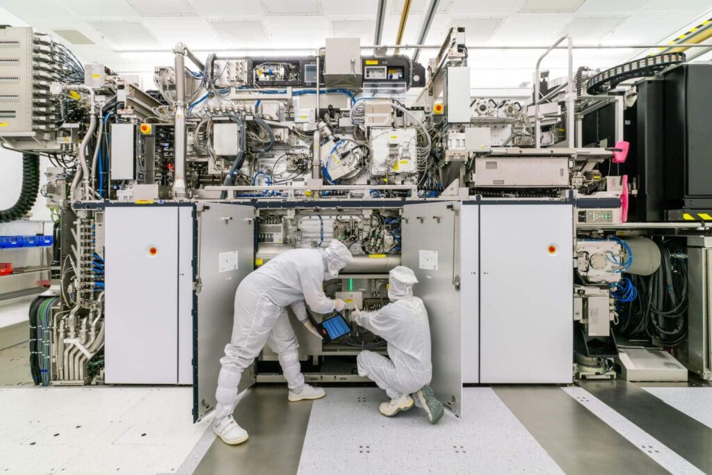 ASML donne le rythme en lithographie : la Chine serait en retard de deux décennies dans la course aux puces