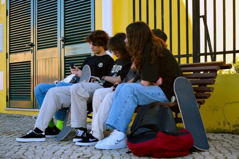 OpenAI mise sur la prédiction d'âge dans ChatGPT : le débat mondial sur la vérification de l'âge en ligne