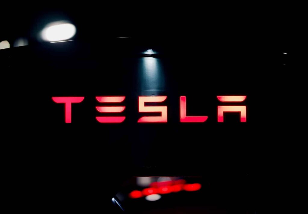 Tesla FSD : de Mobileye aux puces "faites maison", telle a été l'évolution de l'ordinateur de conduite assistée et autonome