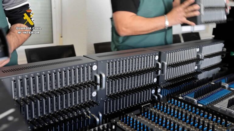 SIMBOX, modems et millions de SMS par jour : l'infrastructure cachée derrière un vaste réseau de cyberarnaques en Espagne