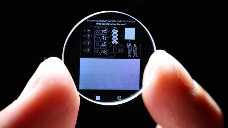 Un disque en verre pour “garder le monde”: le saut du stockage 5D vers les centres de données