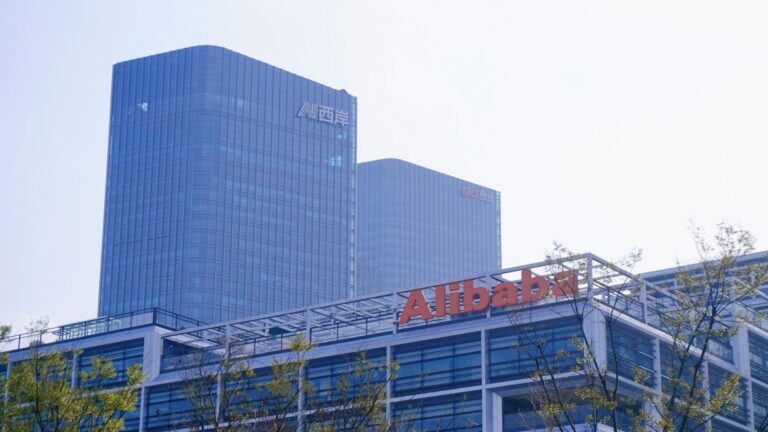 Alibaba envisage de saisir la bourse pour sa filiale de puces T-Head afin de financer son offensive dans l'infrastructure d'IA