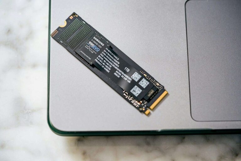 Les SSD de 8 To approchent du prix de l’or en Europe tandis que la crise de mémoire explose le coût du montage d’un PC en 2026
