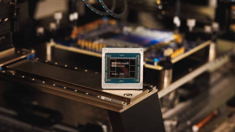 Microsoft présente Maia 200 : l'accélérateur d'inférence avec lequel elle veut réduire le coût de la "économie du jeton"