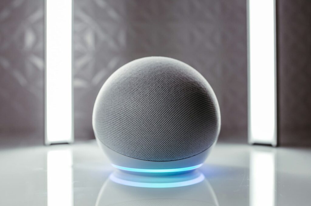 Alexa avec bras et jambes : Amazon imagine l'assistant qui sortira du haut-parleur