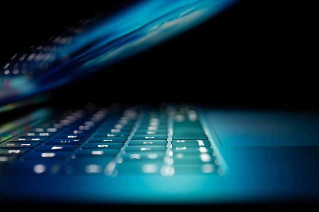 Les arnaques en ligne sont désormais une industrie mondiale qui cible par SMS, appels et réseaux sociaux