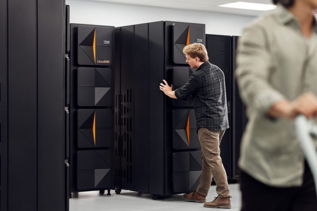 IBM Compacta Z17 et LinuxONE 5 pour intégrer le mainframe dans des racks standard
