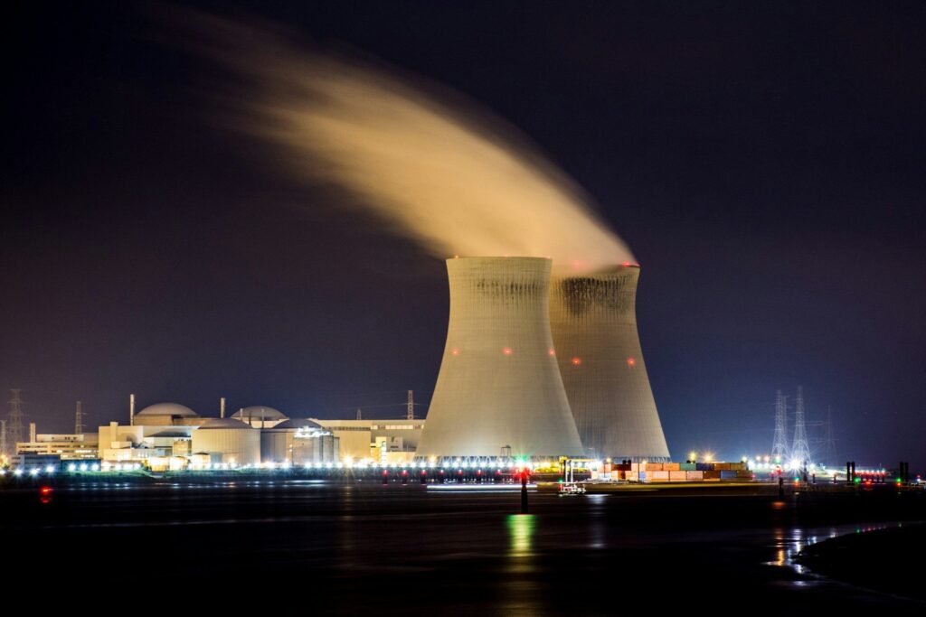 L'IA fait grimper la demande électrique et remet l'énergie nucléaire sur le radar des technologies