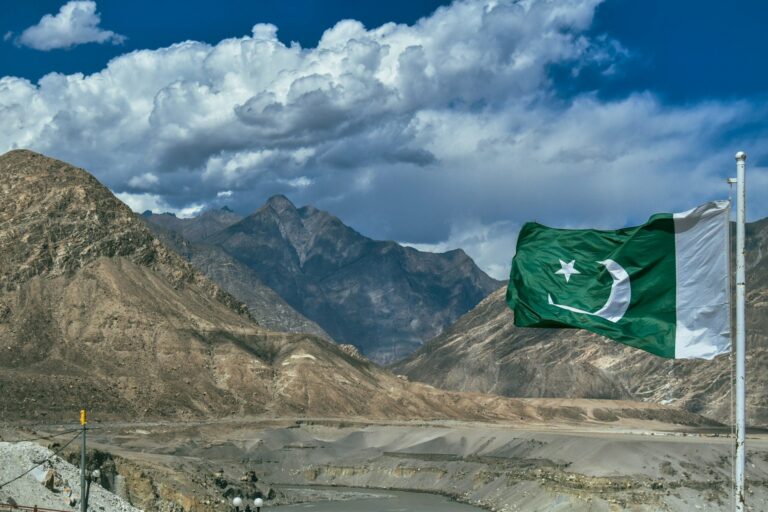Le Pakistan accélère sa mise sur les puces : il veut former 7 200 experts en semi-conducteurs