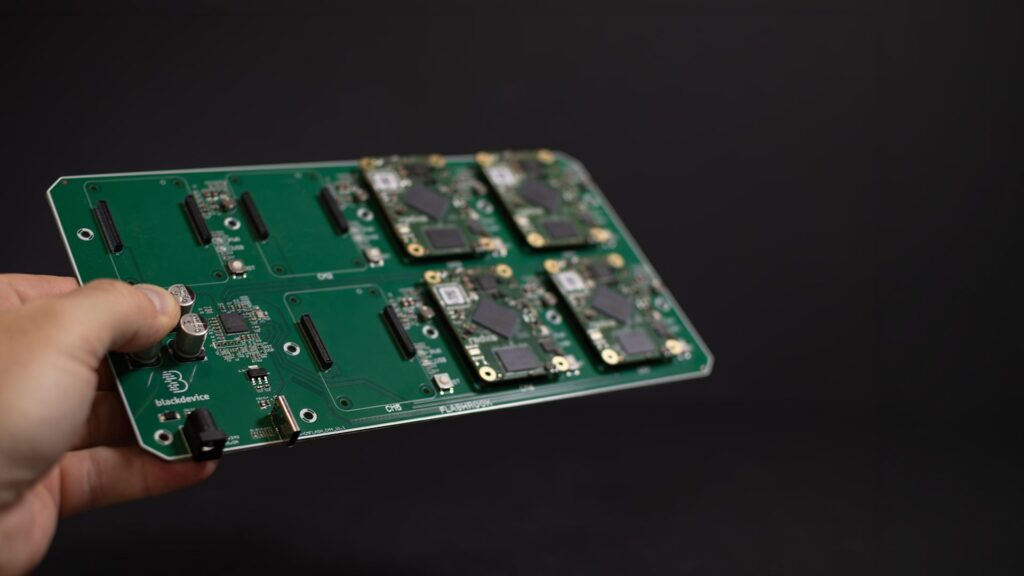 FlashRock programme jusqu'à sept modules Raspberry Pi Compute en même temps
