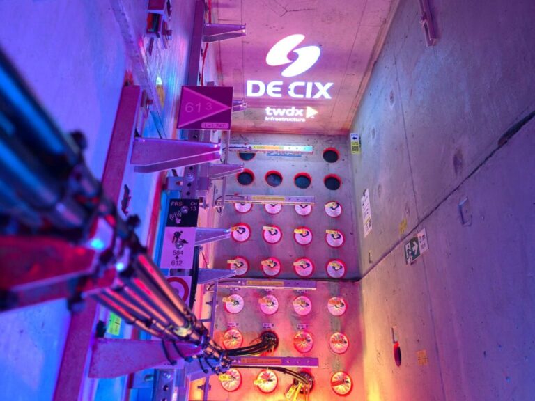 Boston connecte son réseau de fibre souterraine à DE-CIX New York pour réduire les coûts
