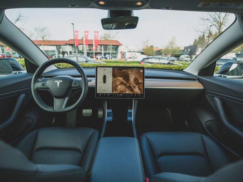 Alerte au Royaume-Uni : Interdiction des conversations confidentielles dans les voitures électriques en raison du risque d'espionnage