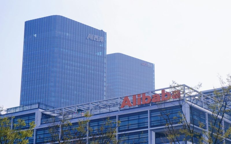 Alibaba envisage de saisir la bourse pour sa filiale de puces T-Head afin de financer son offensive dans l'infrastructure d'IA