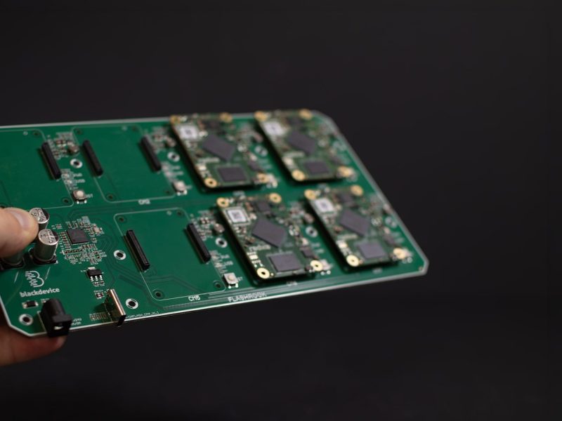 FlashRock programme jusqu'à sept modules Raspberry Pi Compute en même temps