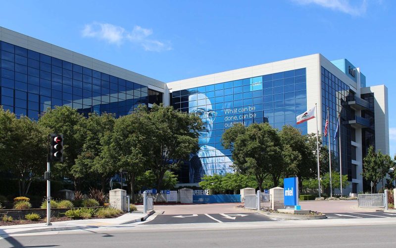Intel mène la reprise boursière du secteur des semi-conducteurs après l'indication d'une baisse des taux par la Fed