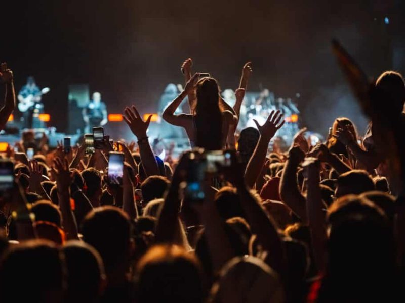 La connectivité par satellite rend possibles les festivals sur les plages, en montagne et dans les villages sans couverture