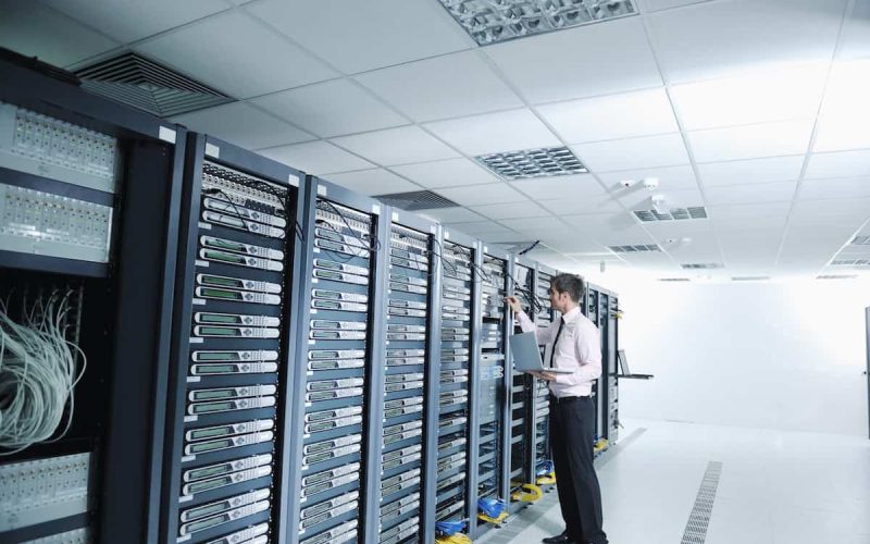 Le marché des serveurs pour les centres de données connaîtra une croissance de 169,3 milliards de dollars d'ici 2028, porté par l'IA et le cloud computing.