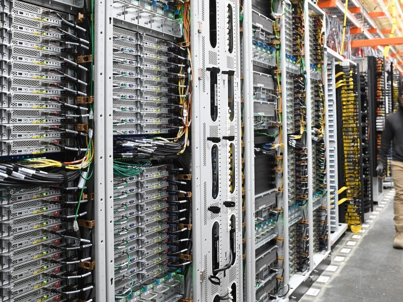 Les centres de données se concentrent chez des géants du cloud : les opérateurs hyperscale contrôlent déjà 44 % de la capacité mondiale.