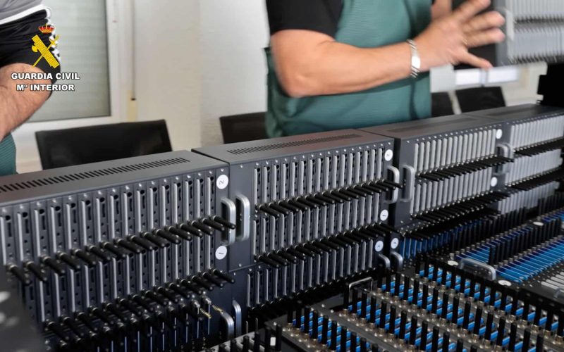 SIMBOX, modems et millions de SMS par jour : l'infrastructure cachée derrière un vaste réseau de cyberarnaques en Espagne